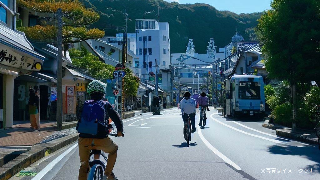 奄美大島の市街地でサイクリングするイメージ